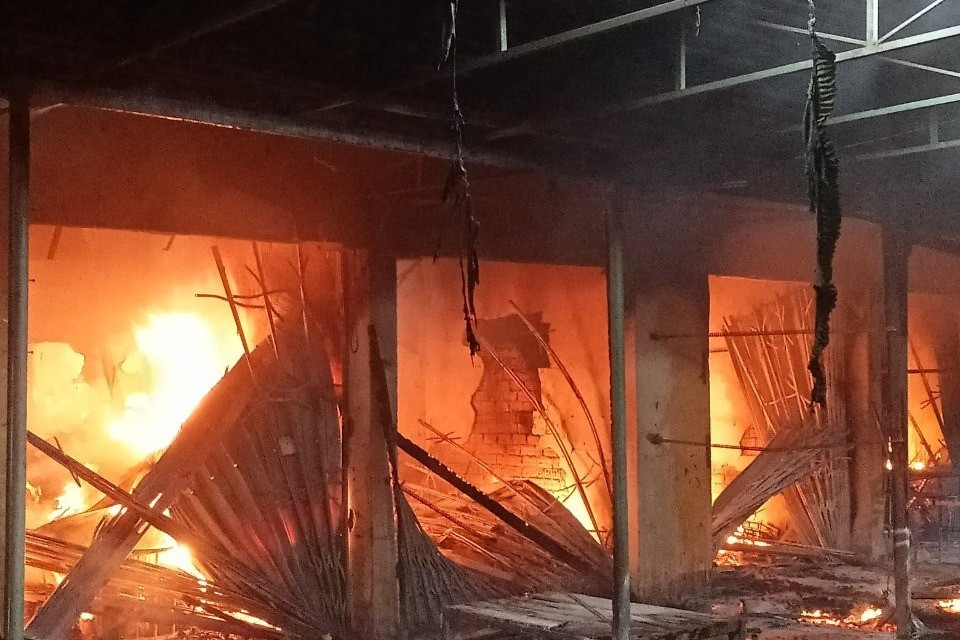 Hình ảnh vụ cháy chợ biên giới Ea Súp, hàng trăm ki ốt bị thiêu rụi-3