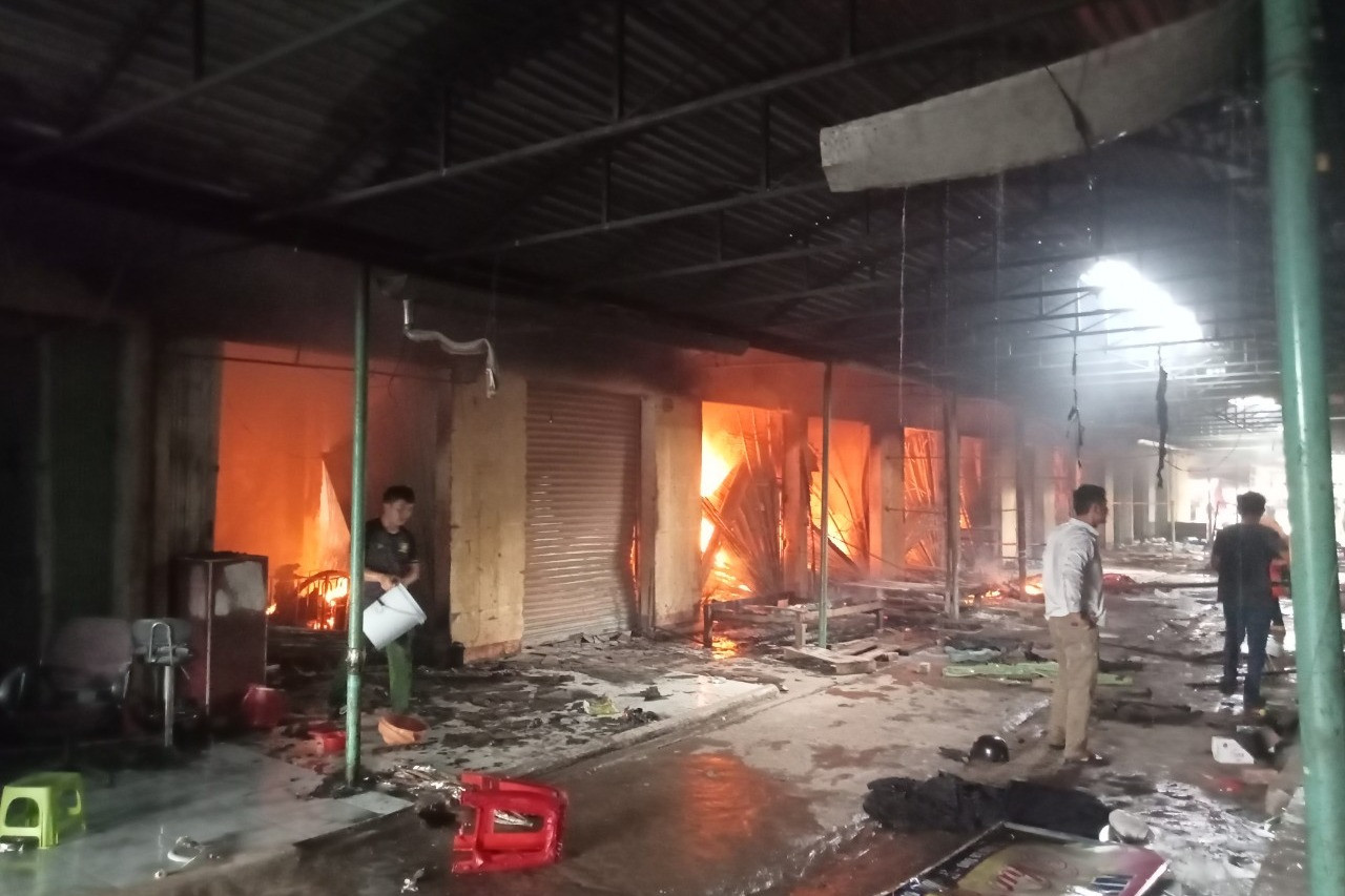 Hình ảnh vụ cháy chợ biên giới Ea Súp, hàng trăm ki ốt bị thiêu rụi-4