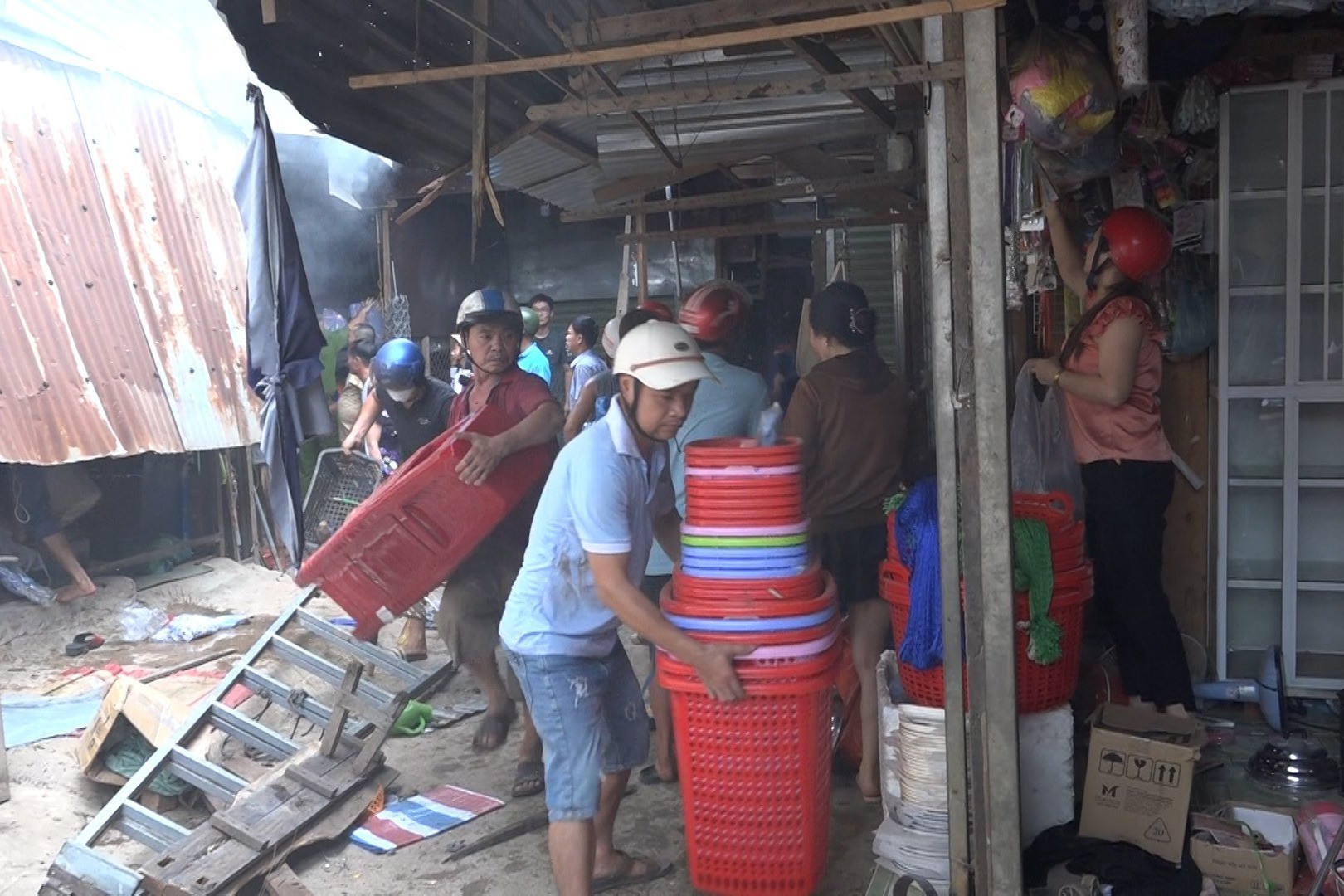 Hình ảnh vụ cháy chợ biên giới Ea Súp, hàng trăm ki ốt bị thiêu rụi-6