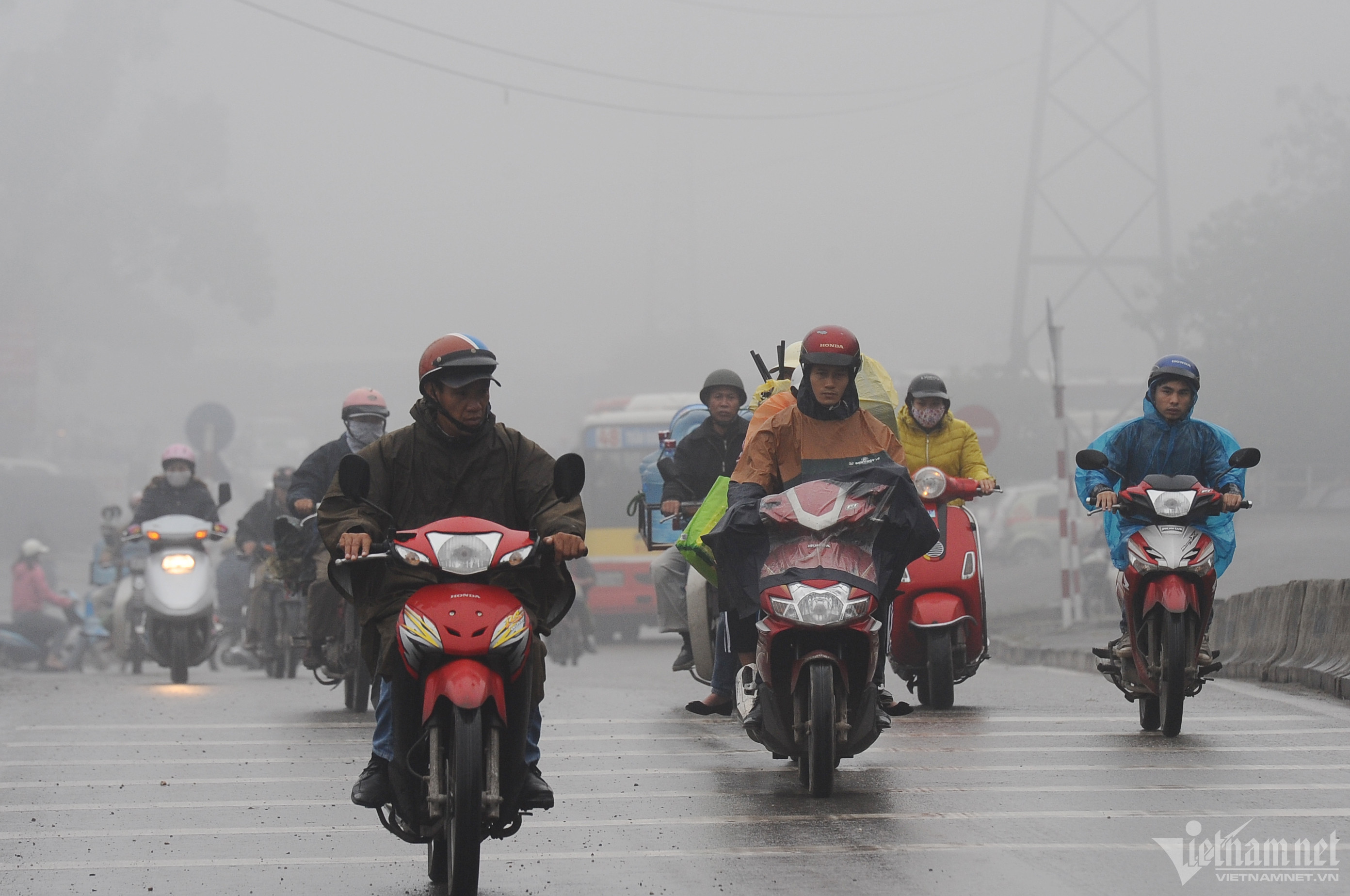 Không khí lạnh áp sát, miền Bắc mưa giông, nền nhiệt hạ đột ngột gần 20 độ-1