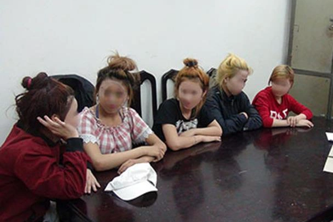 Cuộc bỏ trốn của 2 tiếp viên và thủ đoạn của bà chủ Diệu Hiền karaoke-1