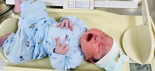 Bé trai chào đời nặng 5,6kg ngang trẻ 2 tháng tuổi-1