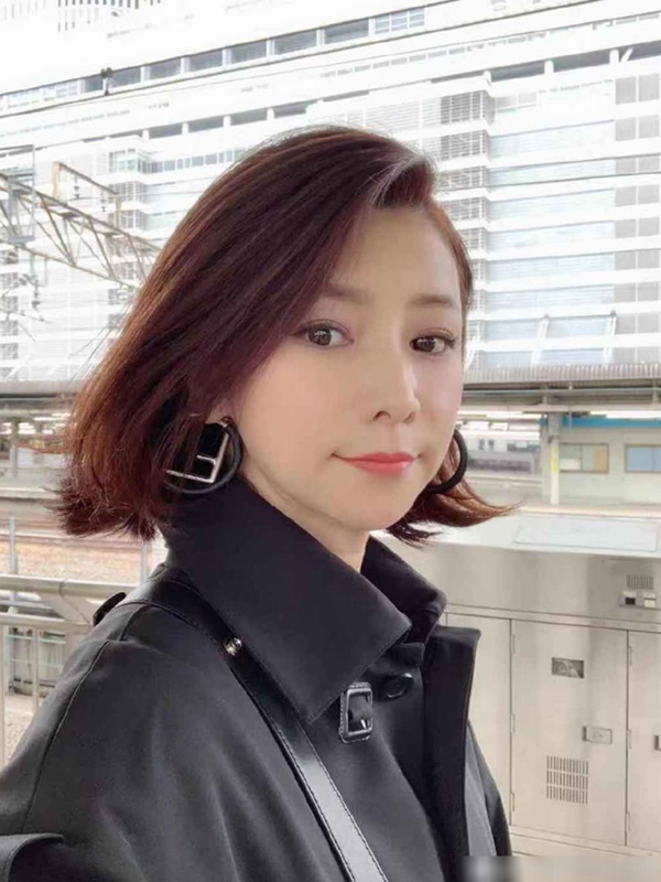 Bà mẹ Nhật 55 tuổi nhưng vẫn trẻ như tuổi 20, được ca ngợi là phù thủy sắc đẹp” nhờ các thói quen tuyệt vời này-1