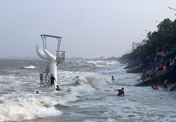 Hình ảnh bất ngờ về những bàn tay khổng lồ ở biển Thanh Hóa khi thủy triều lên cao-2