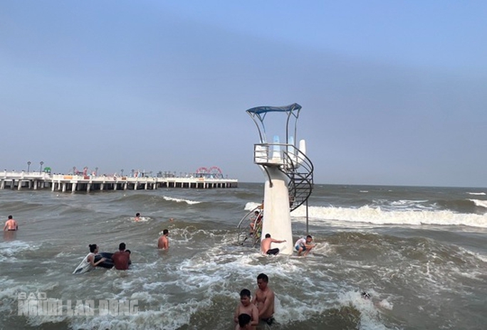 Hình ảnh bất ngờ về những bàn tay khổng lồ ở biển Thanh Hóa khi thủy triều lên cao-3