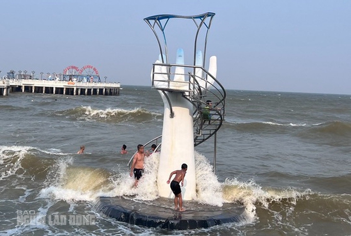 Hình ảnh bất ngờ về những bàn tay khổng lồ ở biển Thanh Hóa khi thủy triều lên cao-4