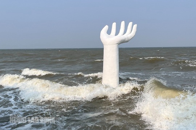 Hình ảnh bất ngờ về những bàn tay khổng lồ ở biển Thanh Hóa khi thủy triều lên cao-5