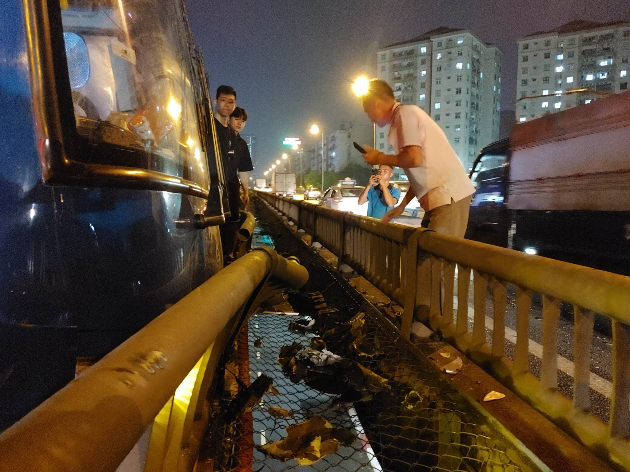 Hà Nội: Ô tô khách nổ lốp, chắn ngang đường Vành đai 3 gây ùn tắc kéo dài-6