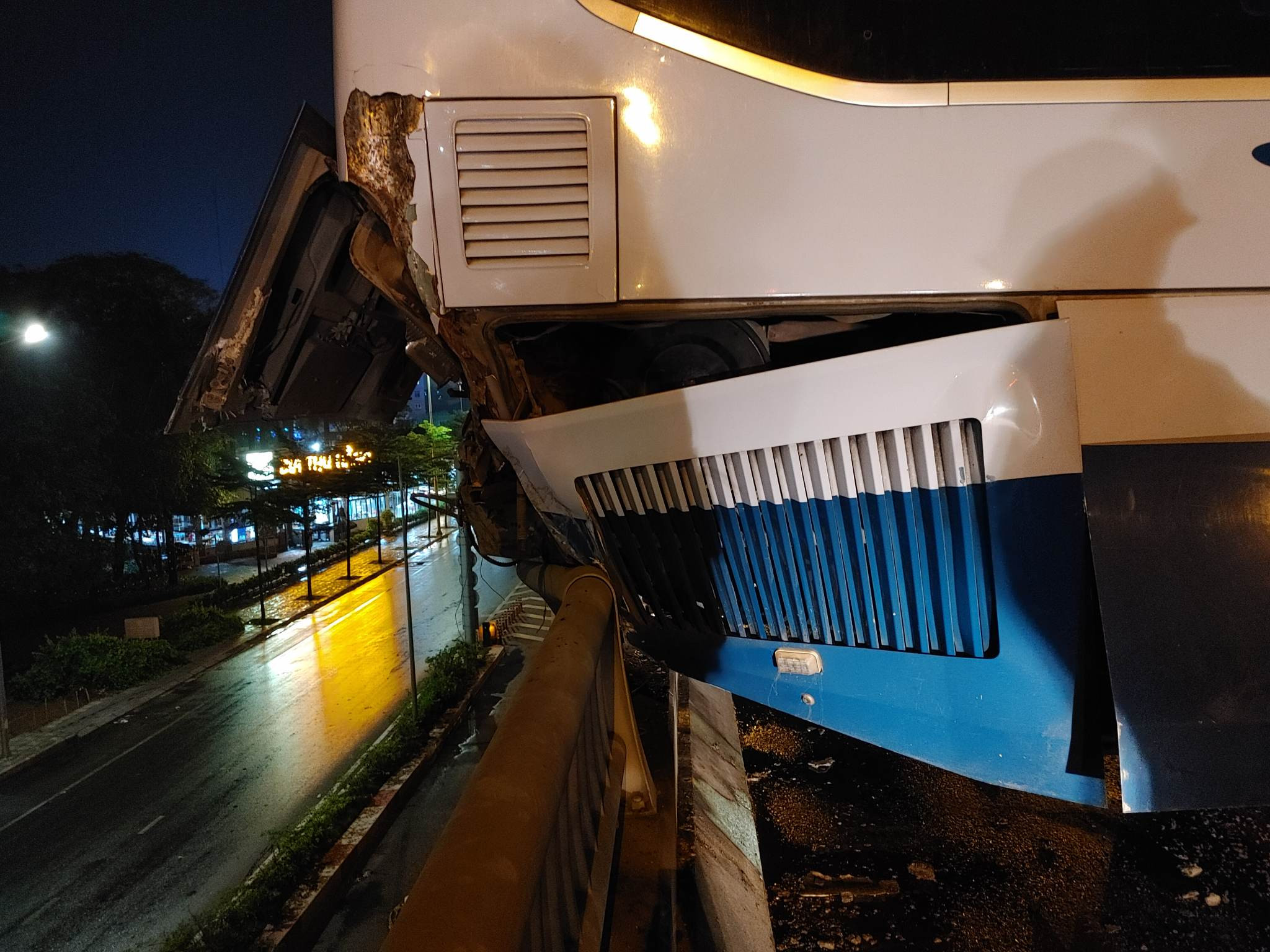 Hà Nội: Ô tô khách nổ lốp, chắn ngang đường Vành đai 3 gây ùn tắc kéo dài-5