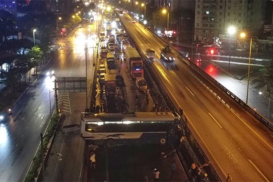 Hà Nội: Ô tô khách nổ lốp, chắn ngang đường Vành đai 3 gây ùn tắc kéo dài