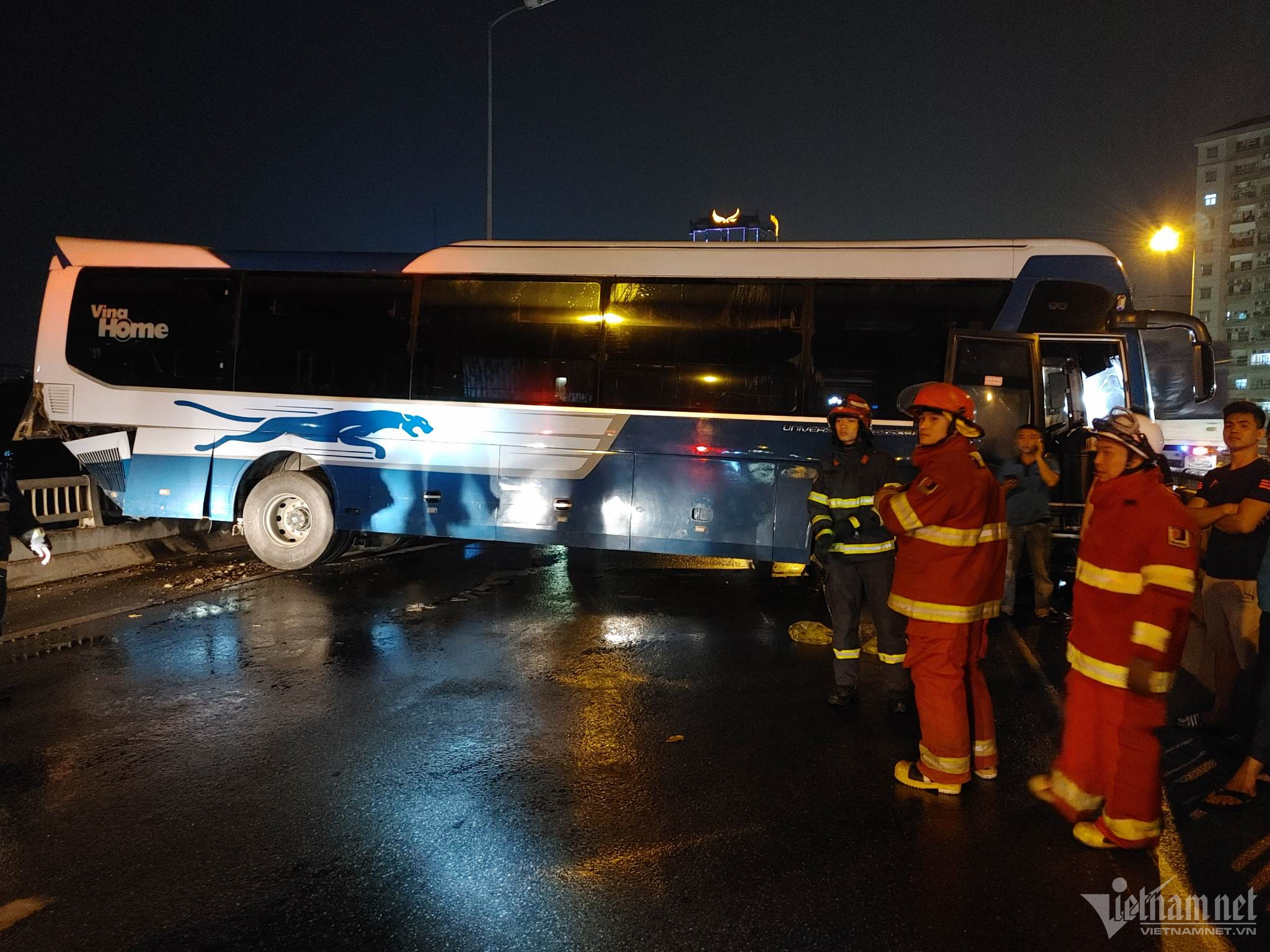 Hà Nội: Ô tô khách nổ lốp, chắn ngang đường Vành đai 3 gây ùn tắc kéo dài-2