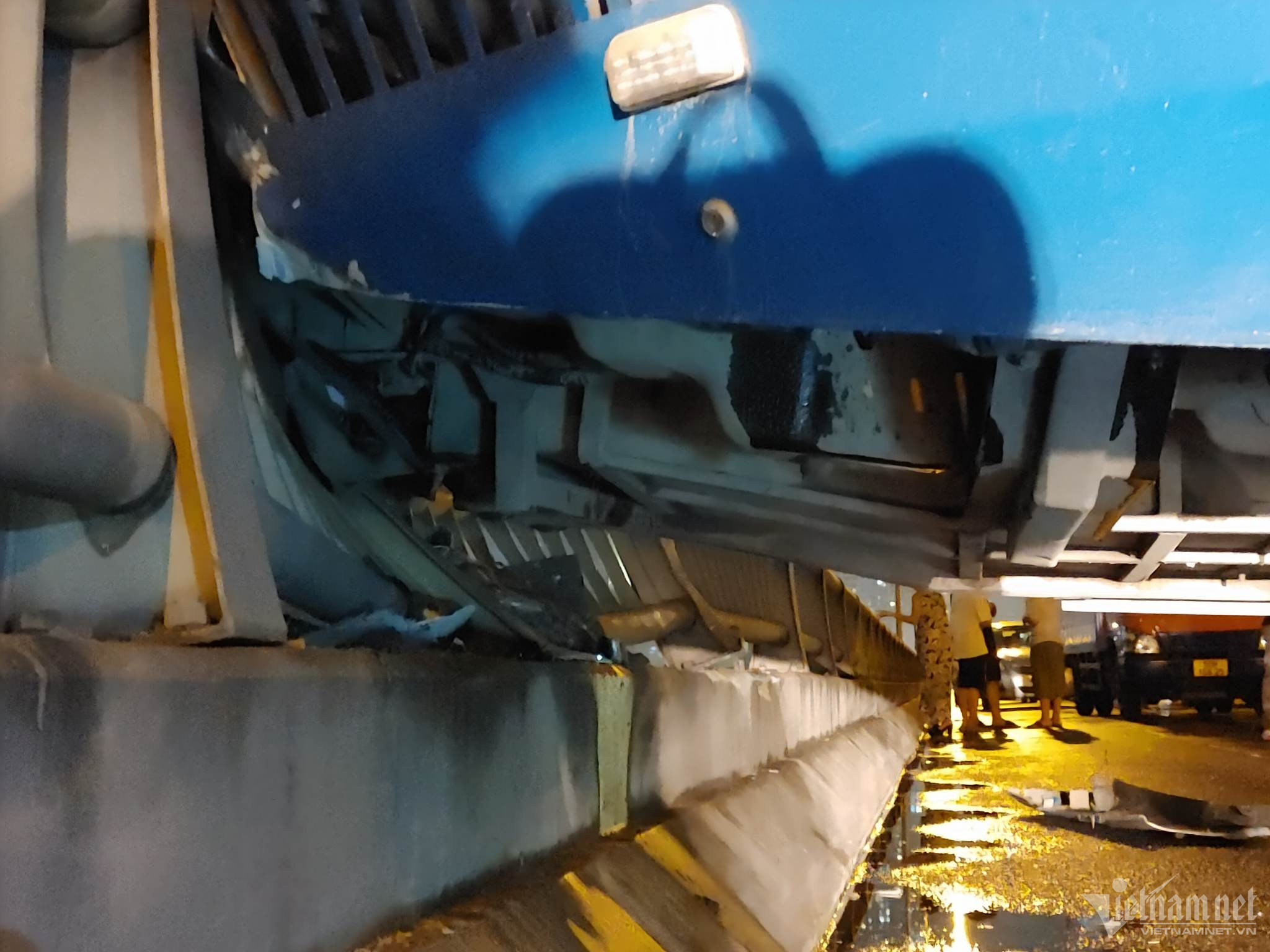 Hà Nội: Ô tô khách nổ lốp, chắn ngang đường Vành đai 3 gây ùn tắc kéo dài-4