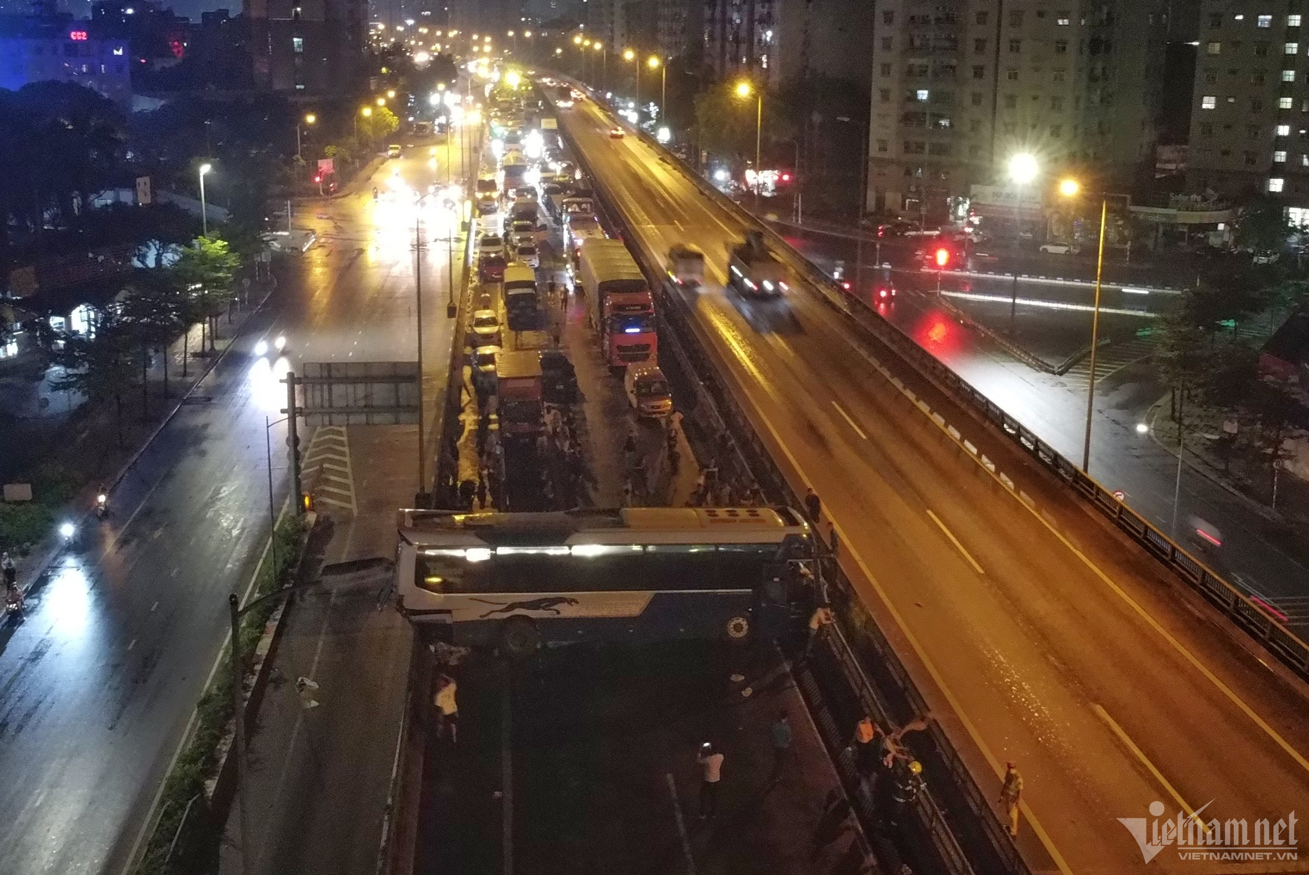 Hà Nội: Ô tô khách nổ lốp, chắn ngang đường Vành đai 3 gây ùn tắc kéo dài-1