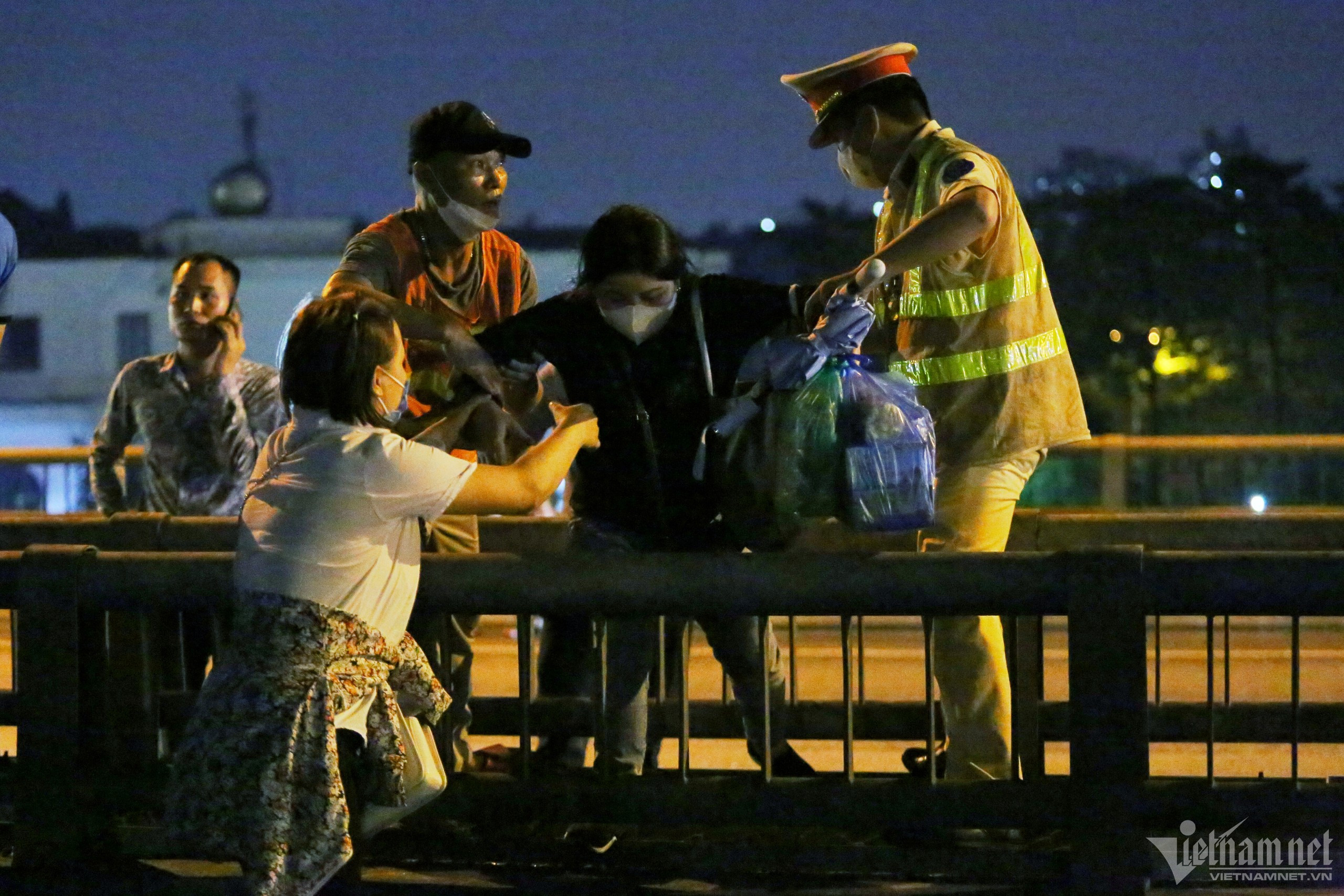 Hà Nội: Ô tô khách nổ lốp, chắn ngang đường Vành đai 3 gây ùn tắc kéo dài-8