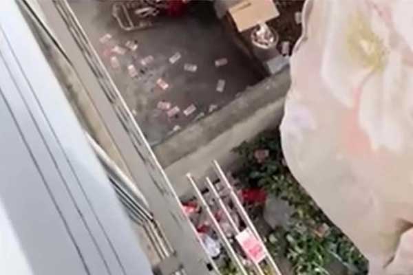 Vợ phát hiện quỹ đen 4.400 USD của chồng khi phơi chăn-1