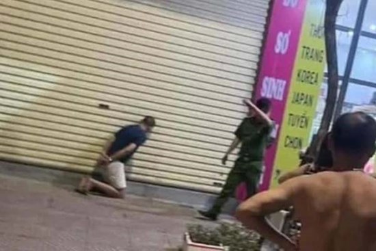 Khởi tố 'yêu râu xanh' cầm dao đe doạ, đòi hiếp dâm chủ cửa hàng thời trang