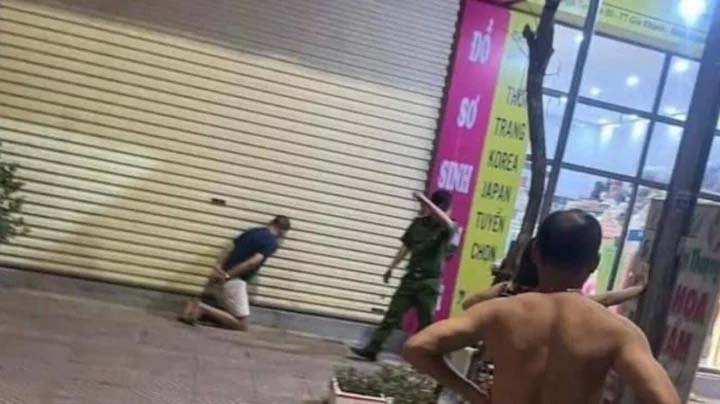 Khởi tố yêu râu xanh cầm dao đe doạ, đòi hiếp dâm chủ cửa hàng thời trang-1