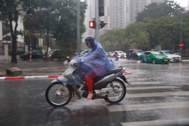 Mới nắng nung người lại đột ngột mưa xối xả: Mùa hè dị thường và khốc liệt-2