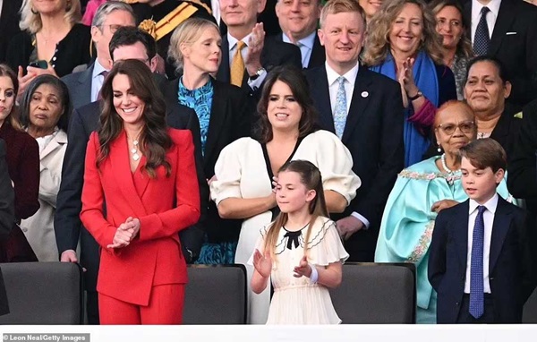 2 con nhà William và Kate chiếm trọn cảm tình người hâm mộ trong tiệc mừng Vua Charles lên ngôi-2