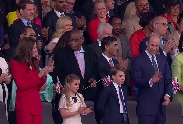 2 con nhà William và Kate chiếm trọn cảm tình người hâm mộ trong tiệc mừng Vua Charles lên ngôi-11