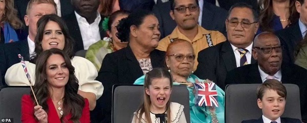 2 con nhà William và Kate chiếm trọn cảm tình người hâm mộ trong tiệc mừng Vua Charles lên ngôi-5