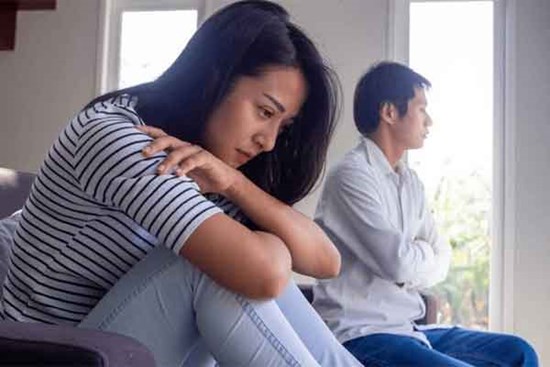Chồng thản nhiên nói về vết cắn ở cổ, vợ quá sốc đòi ly hôn