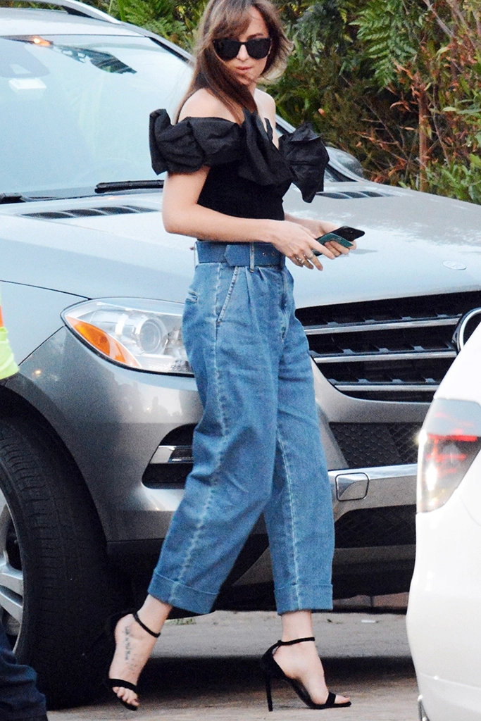 5 mẫu sandal không bao giờ lỗi mốt khiến sao Hollywood mê mẩn-4