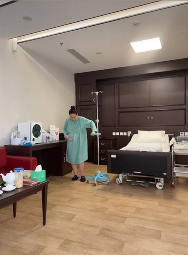 Sinh xong đau vết mổ đẻ nhưng diễn viên Diễm Hương vẫn ôm bụng nhảy, biểu cảm hết sức lầy lội-1