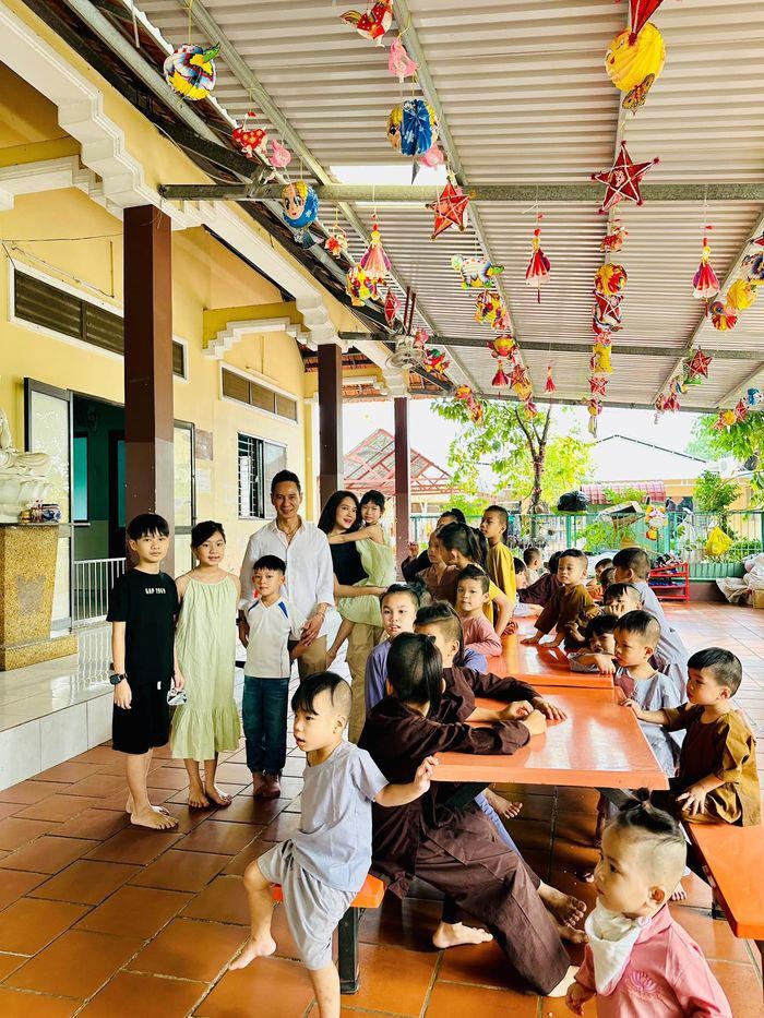 Kiếm trăm tỷ, Lý Hải vẫn nuôi 4 con chân quê: Cho mặc đồ cũ, cắt tóc vỉa hè, học trường công lập-12