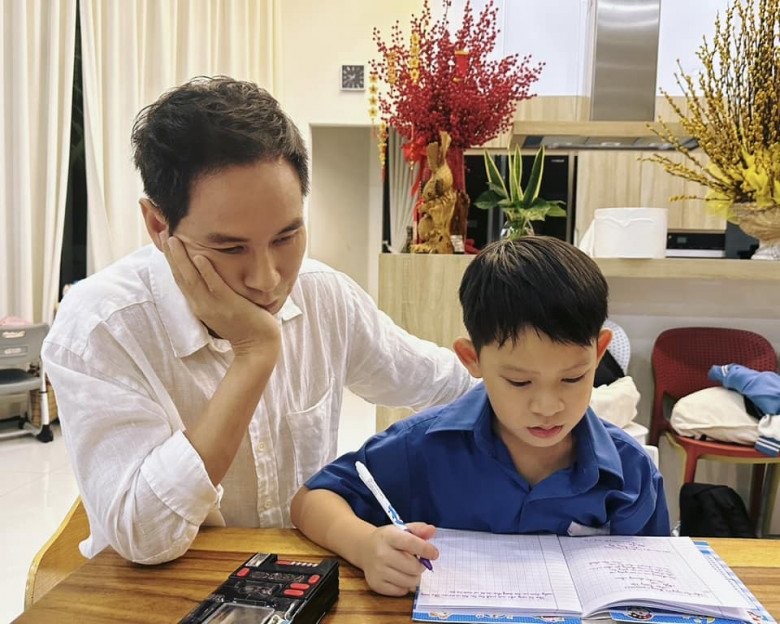 Kiếm trăm tỷ, Lý Hải vẫn nuôi 4 con chân quê: Cho mặc đồ cũ, cắt tóc vỉa hè, học trường công lập-5