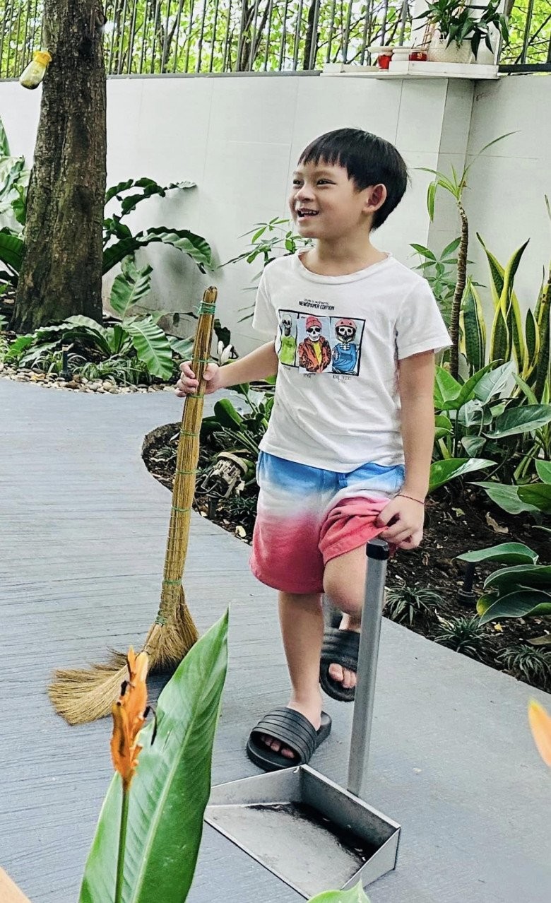 Kiếm trăm tỷ, Lý Hải vẫn nuôi 4 con chân quê: Cho mặc đồ cũ, cắt tóc vỉa hè, học trường công lập-6