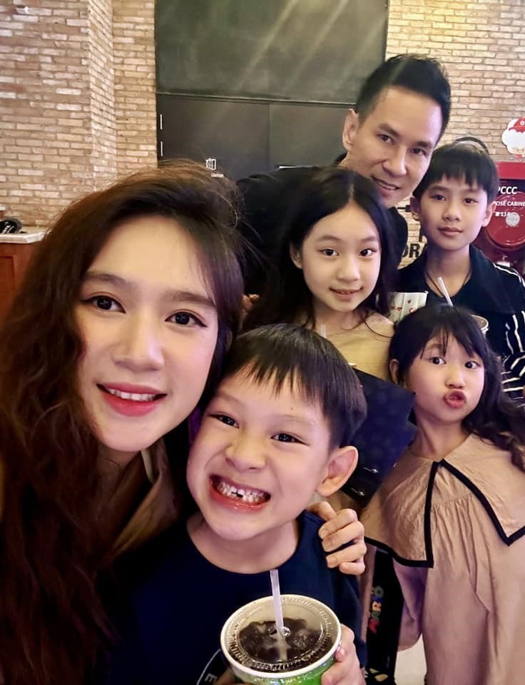 Kiếm trăm tỷ, Lý Hải vẫn nuôi 4 con chân quê: Cho mặc đồ cũ, cắt tóc vỉa hè, học trường công lập-9