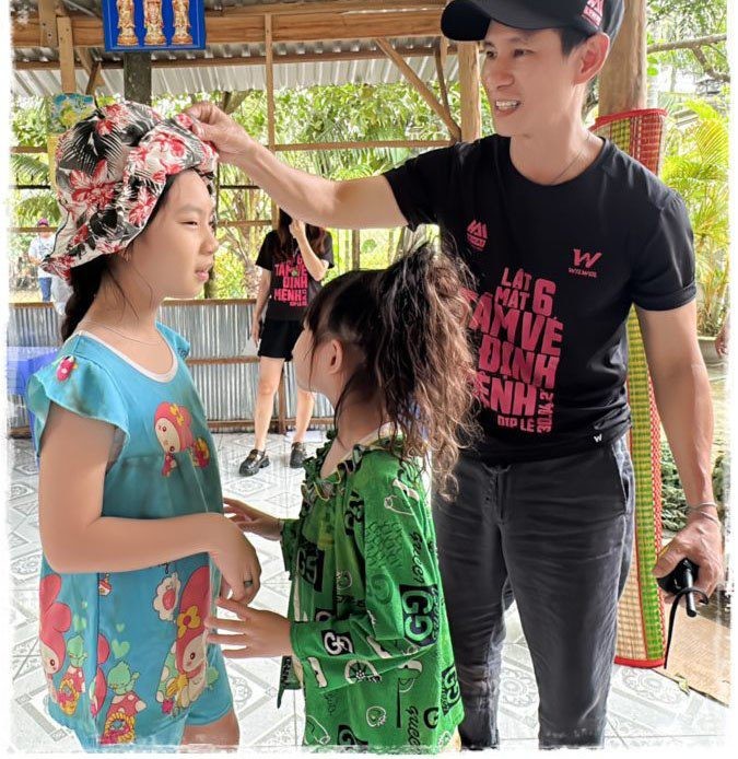 Kiếm trăm tỷ, Lý Hải vẫn nuôi 4 con chân quê: Cho mặc đồ cũ, cắt tóc vỉa hè, học trường công lập-10