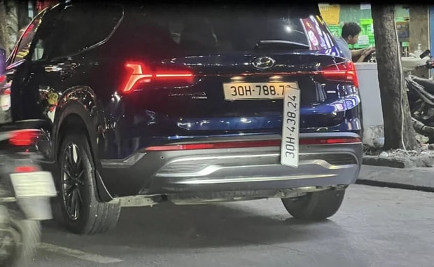 Công an Hà Nội xác minh ô tô Santa Fe đeo 2 biển số-1