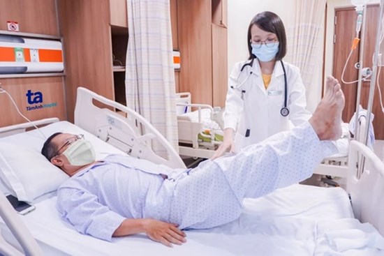 Bị đột quỵ vì nằm máy lạnh ngay khi vừa đi từ ngoài trời nắng về