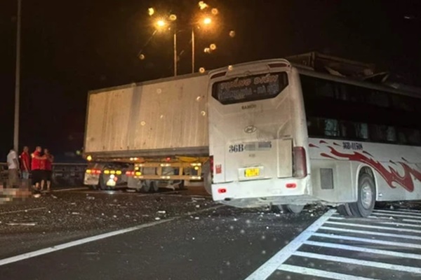 Ô tô khách tông xe đầu kéo trên cao tốc Pháp Vân, 1 người tử vong-1