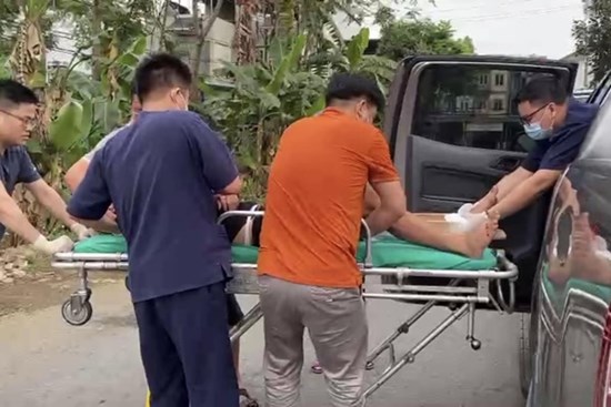 Nam thanh niên chấn thương nặng vì tông xe vào chó thả rông