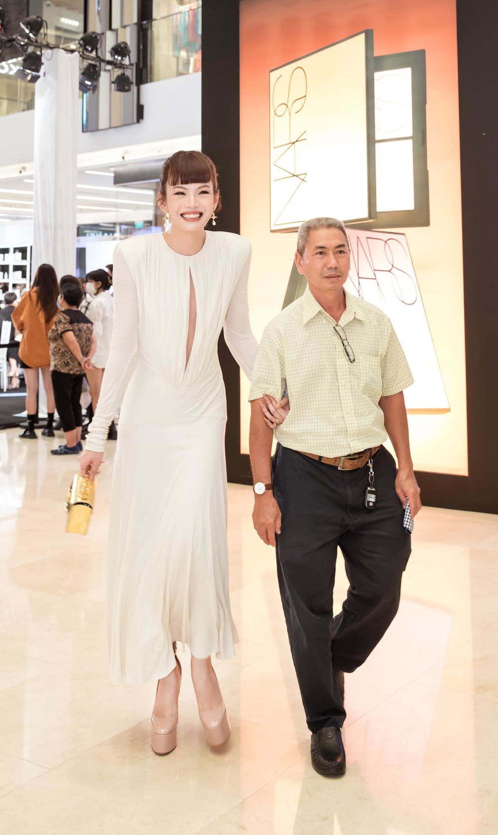 Chàng trai từng khiến Hồ Ngọc Hà bấm chọn dù hát không hay đã biến hình thành cô gái vô cùng quyến rũ khoe căn nhà có một không hai-10