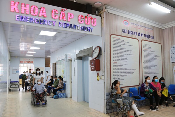 Hai học sinh cấp 3 đi cấp cứu vì hút thuốc lá điện tử-1