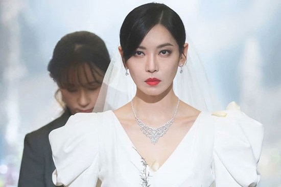 Lấy vội anh hàng xóm để hoàn thành tâm nguyện của bố mẹ, đêm tân hôn thấy hình xăm sau lưng anh tôi sững sờ