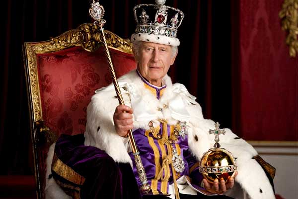 Bức ảnh người mẫu hôn trộm Vua Charles trong lúc tắm biển 44 năm trước-3