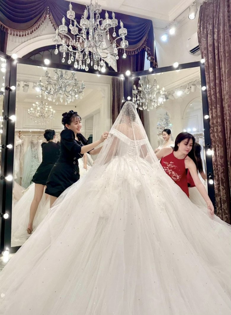 Chân dung vú em nhà Đoàn Di Băng bị gièm pha có quan hệ với ông chủ, mặt hoa da phấn, dáng nuột nà-10