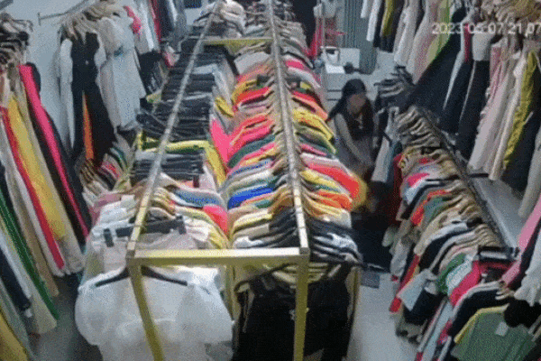 Không chịu đổi hàng sale, một nhân viên bán quần áo bị khách đánh túi bụi