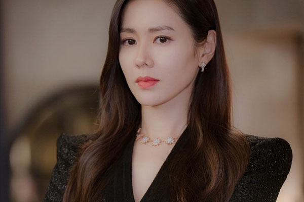 Chồng cũ đi vắng, tôi đưa con về thăm bà nội, thấy lọ nước hoa trên bàn mà lặng người-3