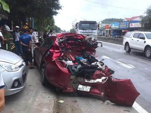 Dừng đèn đỏ, xe con bị đâm biến dạng-1