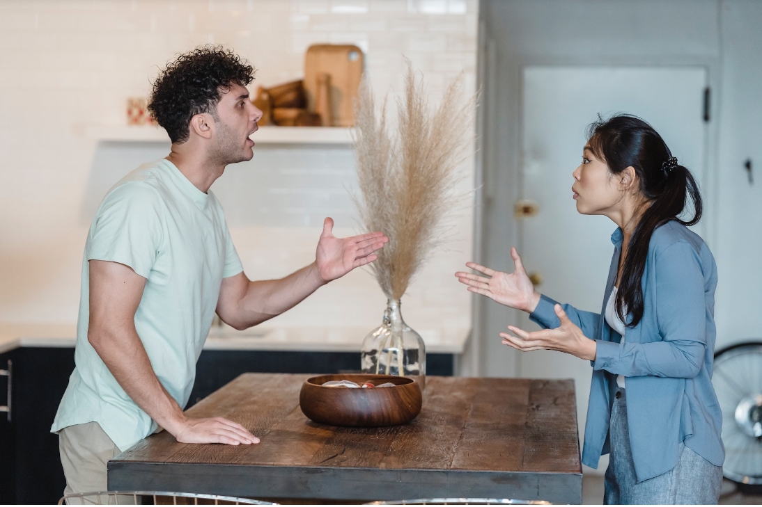 Lao vào nhà nghỉ bắt gian vợ ngoại tình, chồng độn thổ xin lỗi-1