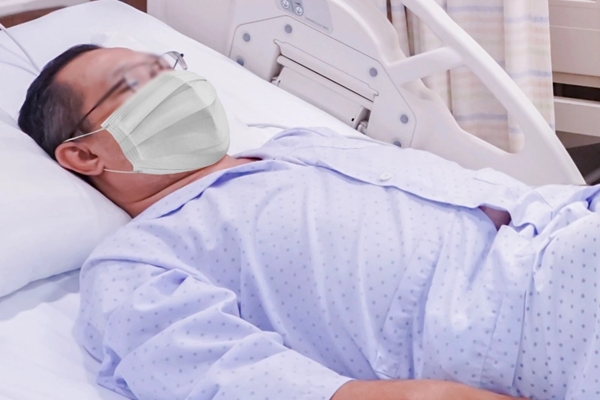 Vừa đi ngoài nắng, về nhà bật quạt ngay có gây ra đột quỵ?-1