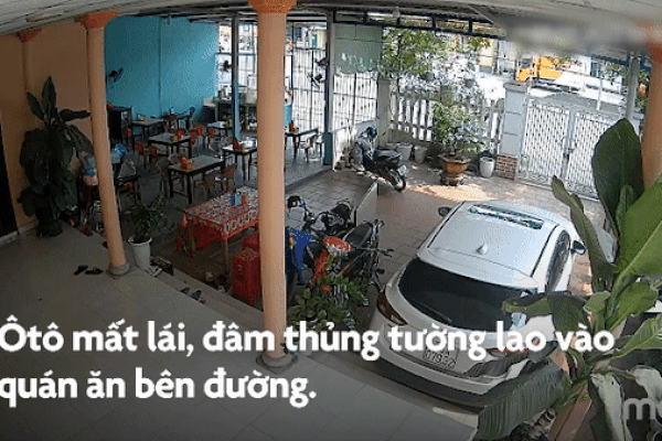 Clip: Kinh hoàng cảnh ô tô mất lái khi vào cua, đâm gãy cột điện-1