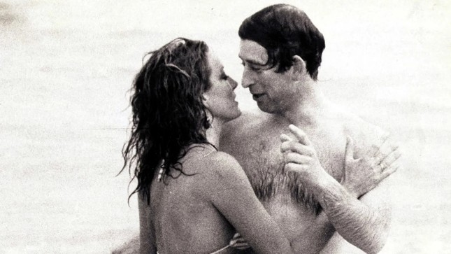 Bức ảnh người mẫu hôn trộm Vua Charles trong lúc tắm biển 44 năm trước-1