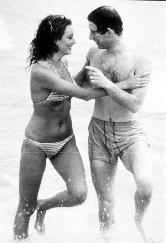 Bức ảnh người mẫu hôn trộm Vua Charles trong lúc tắm biển 44 năm trước-2